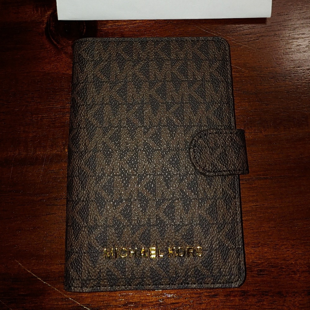 Jet Set Travel Passport Case in Brown